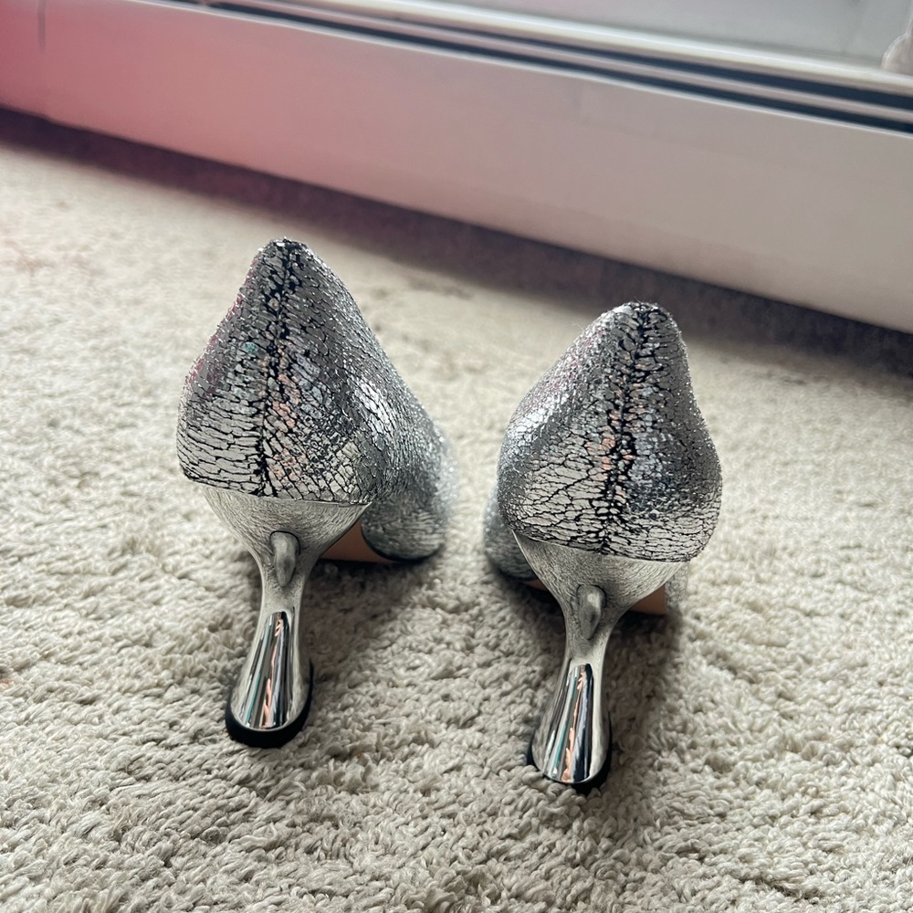 Katy Perry Silver Crackle Pointed Toe Heels
New without tags - Picture 5 of 7